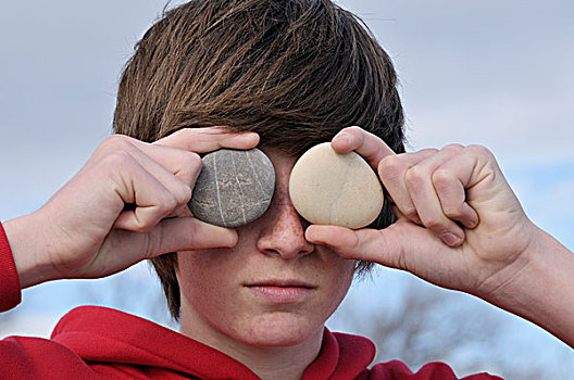 青少年,男孩,拿着,石头,上方,眼睛,赛特港,法国