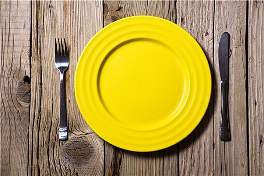 餐具,黄色板材,木桌子