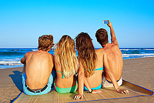 朋友,群体,照片,坐,海滩,沙子,后面,背面视角