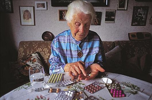 老太太,退休老人,吃药,药丸,德国,欧洲,在家