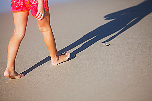 女人,走,赤脚,沙子,黄金海岸,昆士兰,澳大利亚