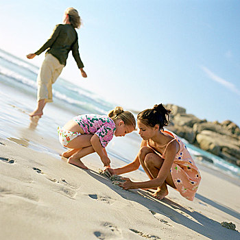 两个女孩,玩,沙子,母亲,看,海洋