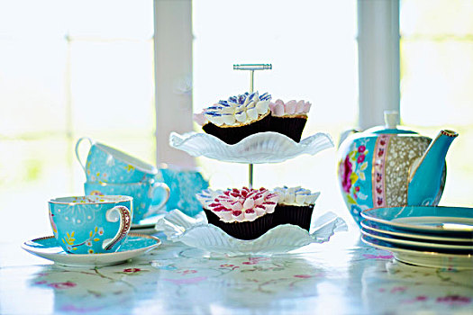 苍白,蓝色,茶具,杯形蛋糕,点心架,桌上