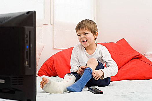男孩,石膏模,腿,看电视,穿戴,袜子