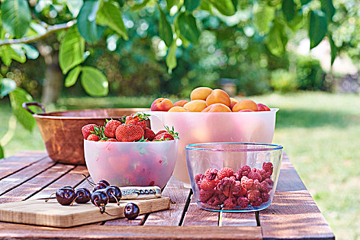 木板,樱桃,树莓,杏子,草莓,碗,花园桌