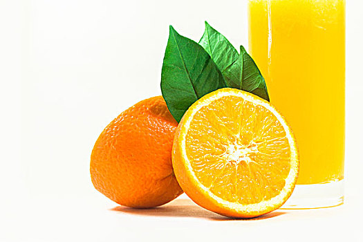 切开的橙子与橙汁