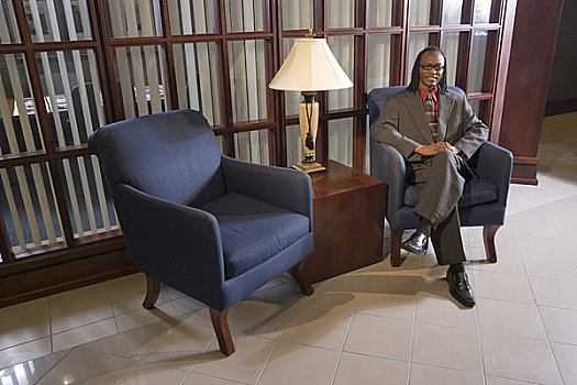 肖像,美国黑人,商务人士,坐,椅子,办公室,等候室