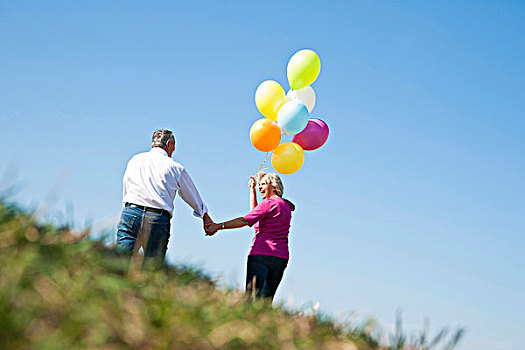 中年,伴侣,笑,走,草地,彩色,气球,手