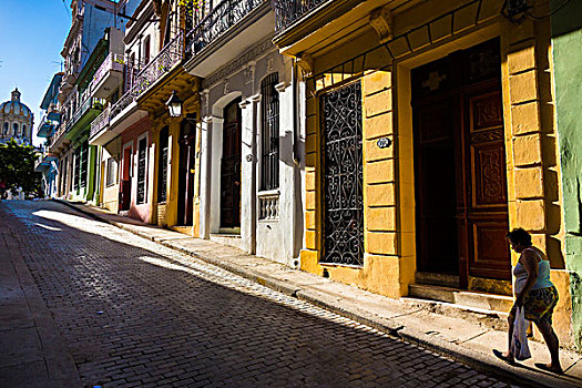 女人,走,过去,浅色,建筑,哈瓦那,古巴