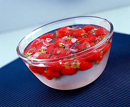 草莓,玻璃碗,冰水