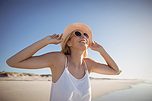 高兴,女人,戴着,墨镜,帽子,海滩,晴天