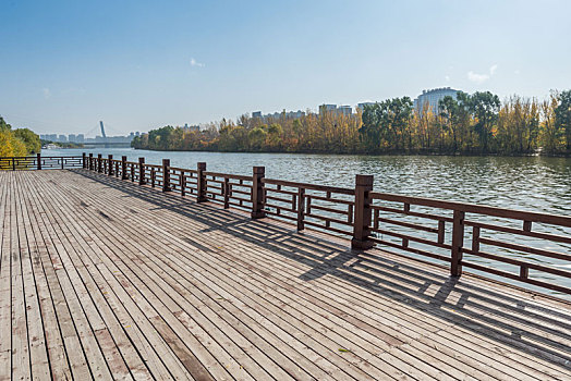 秋季沈阳城市河岸道路桥梁