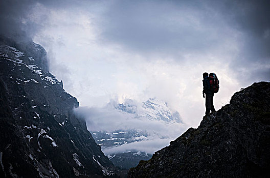 站立,男人,岩石上,攀升,艾格尔峰,背景,伯恩高地,瑞士