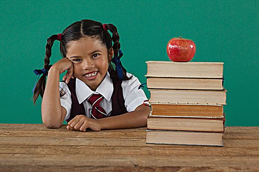 女生,坐,旁侧,书本,一堆,苹果,上面,黑板,头像