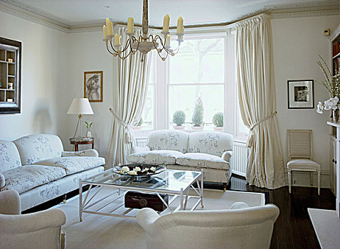 传统,起居室,软垫,沙发,帘,吊灯