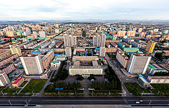 朝鲜首都平壤市鸟瞰彩色楼房色彩斑斓