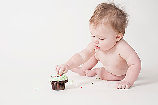 全身,男婴,吃,杯形蛋糕,白色背景