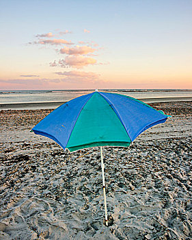 孤单,海滩伞