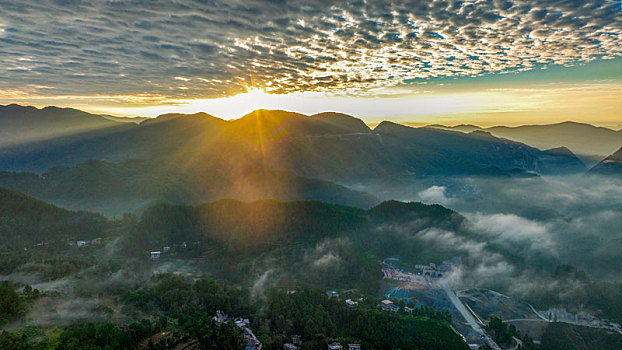 重庆酉阳,秋后山岚扮靓乡村