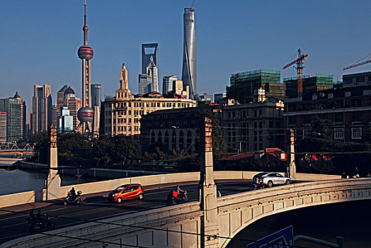 从上海苏州河四川路桥眺望浦东陆家嘴,上海中心大厦已巍然矗立