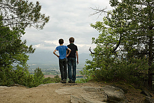 两个男孩,俯视,山
