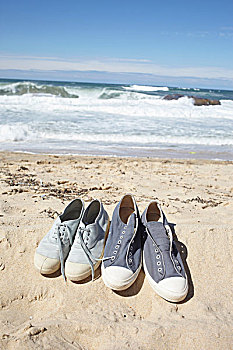 两双,蓝,运动鞋,鞋,在海滩