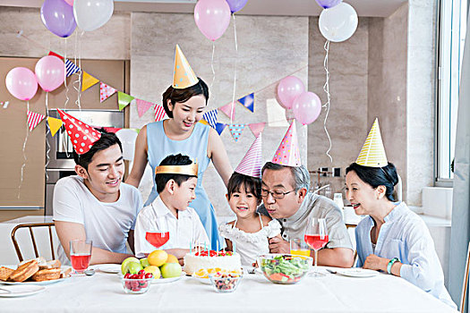 快樂的一家人在廚房聚會慶祝