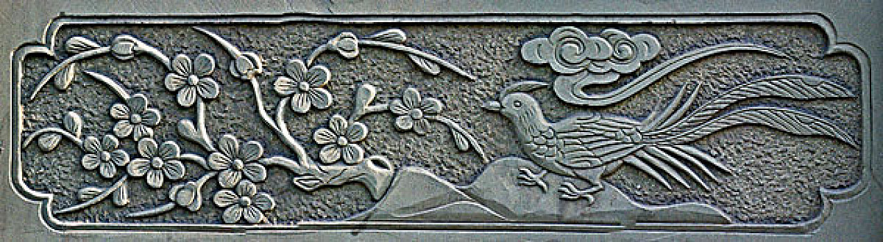 石块上浮雕的凤凰与梅花花鸟图案