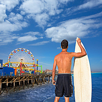 男孩,冲浪,背影,后视图,拿着,冲浪板,圣莫尼卡码头,加利福尼亚