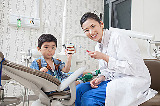 醫生介紹正確刷牙方法
