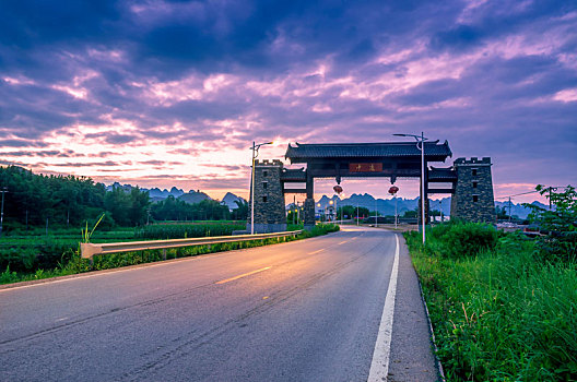 中国南方夏季傍晚时的古镇大门和道路