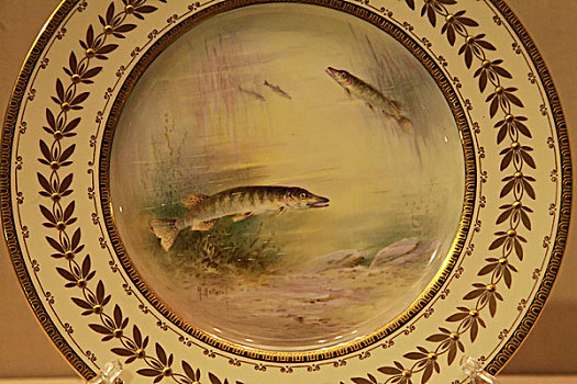 20世纪明顿鱼纹橱柜装饰盆