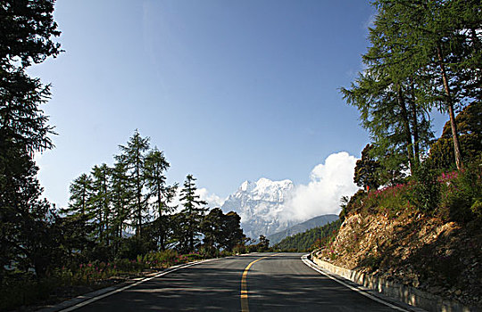 青藏高原上的盘山公路