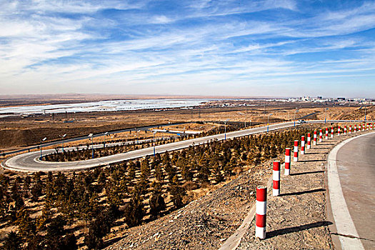 内蒙古甘德尔山的盘山公路