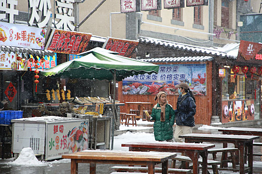 山东省日照市,游客踏雪逛美食街,感受不一样的元宵佳节