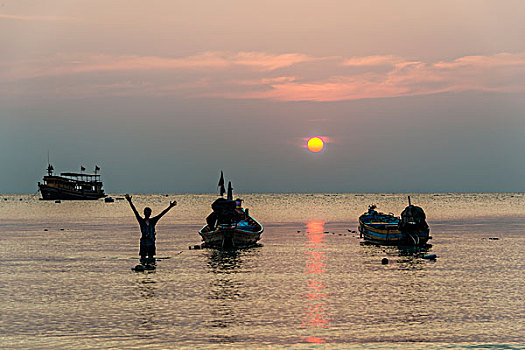 男青年,水中,两个,船,南海,日落,海湾,泰国,龟岛,亚洲
