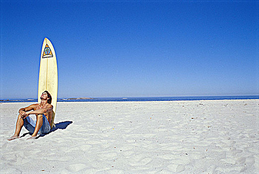 男青年,坐,海滩,正面,冲浪板