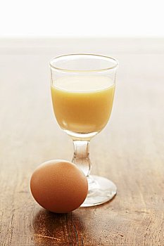 蛋酒,玻璃杯,鸡蛋,旁侧