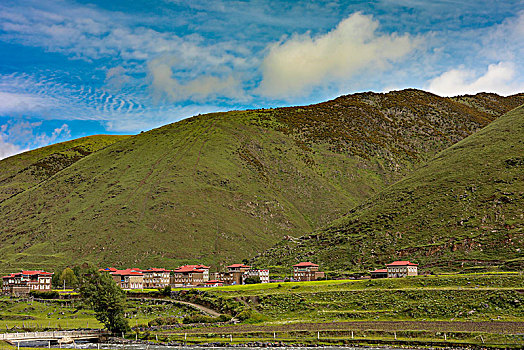 峡谷中的绿水青山