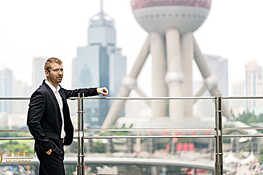 年轻,商务人士,靠着,栏杆,上海,金融中心,中国