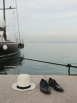 巴拿马草帽,一双鞋,边缘,码头