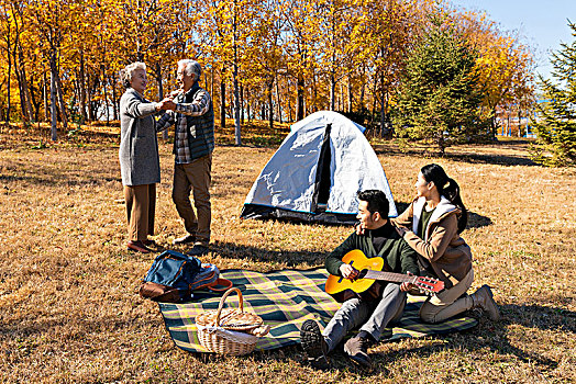 快乐的一家人秋游野餐露营