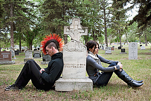 男青年,美女,坐,墓碑,墓地,埃德蒙顿,艾伯塔省,加拿大