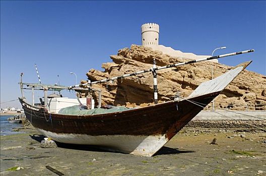 捕鱼,独桅三角帆船,港口,沙尔基亚区,区域,阿曼苏丹国,阿拉伯,中东