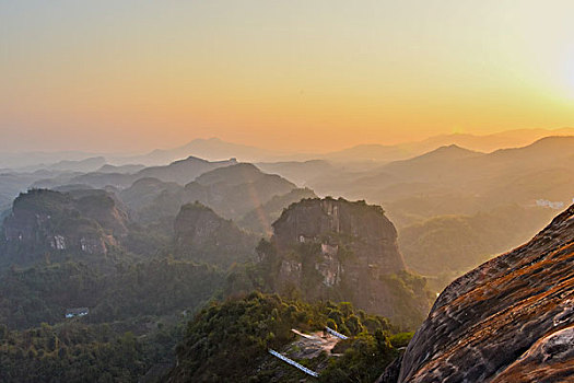 山,丹霞,太阳,蓝天,大气,山脉,驴友,旅行,地质公园,丹霞地貌,灌木,树,草,水潭,素材,平面设计