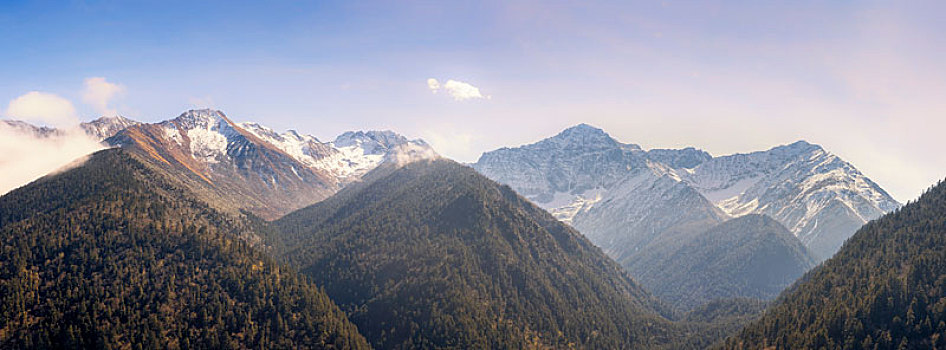 四川阿坝州巴朗山雪山全景