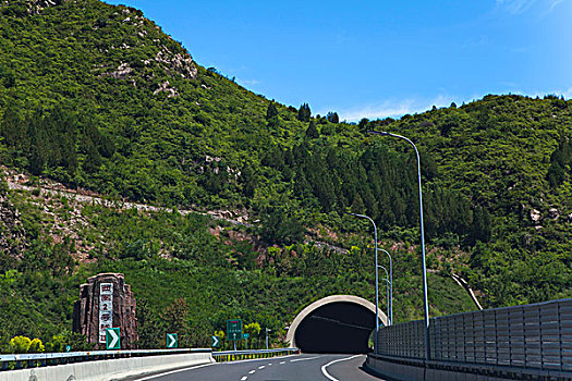 高速公路的隧道