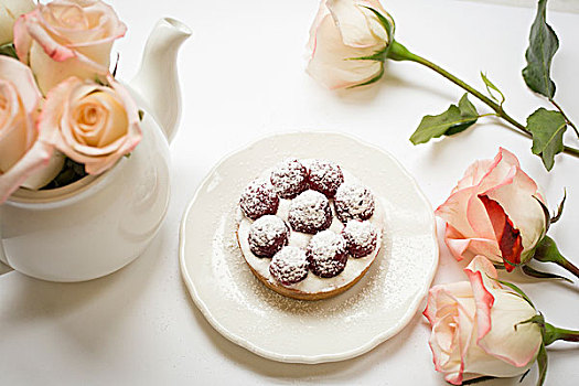树莓馅饼,玫瑰,桌上