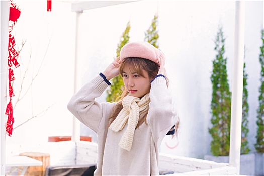 温暖的冬天戴着帽子和围巾的女生