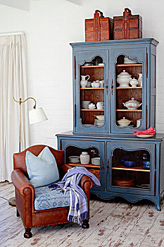 旧式,瓷器,蓝色,柜橱,褐色,皮制扶手椅,老,木地板